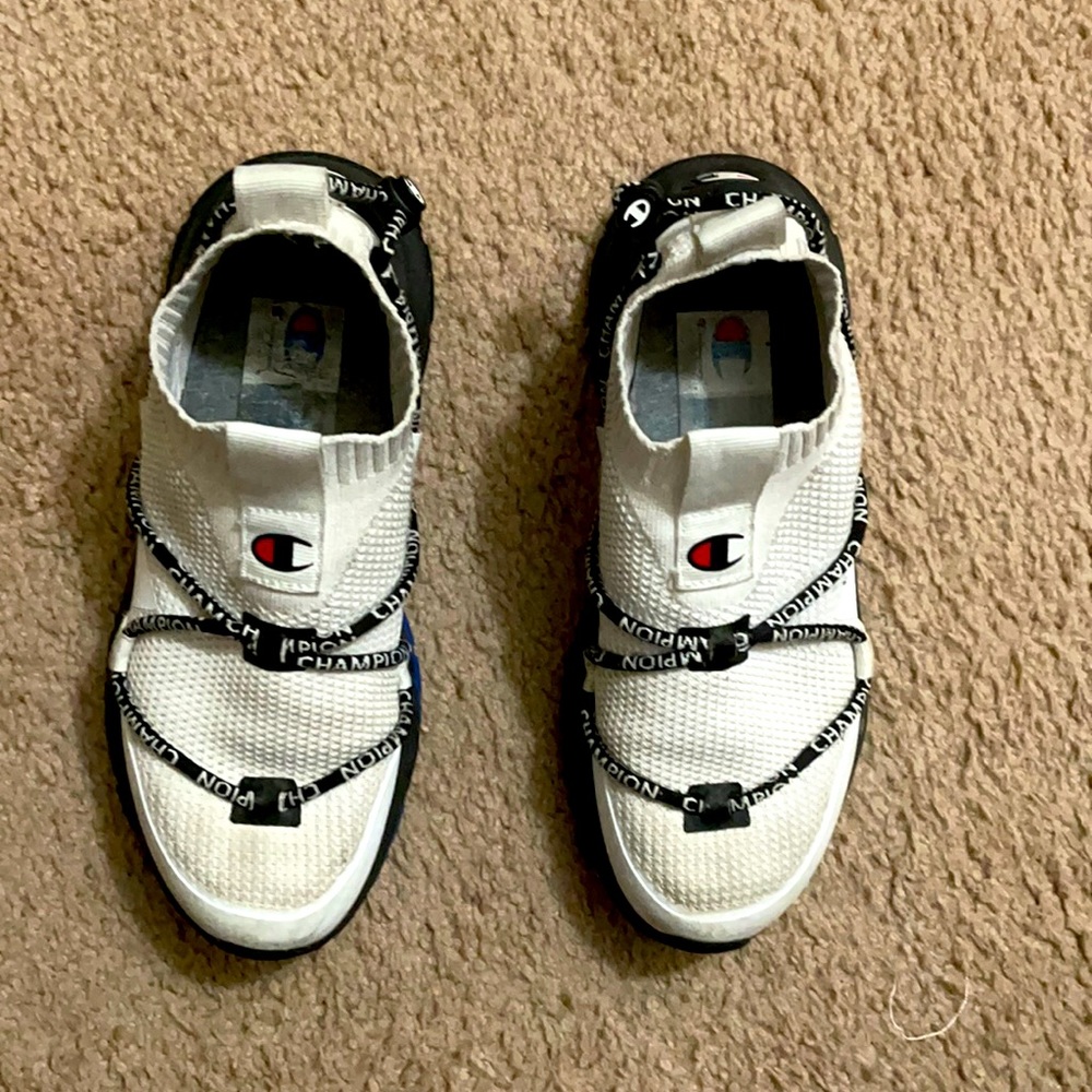 Boys size 5 tennis shoes.